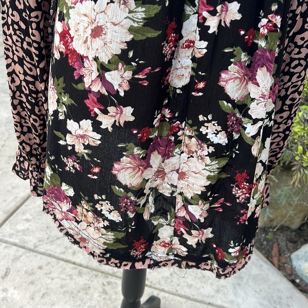 💚Umgee Black Boho Top with Leopard Sleeve Floral Back Women's Size L - Picture 7 of 10